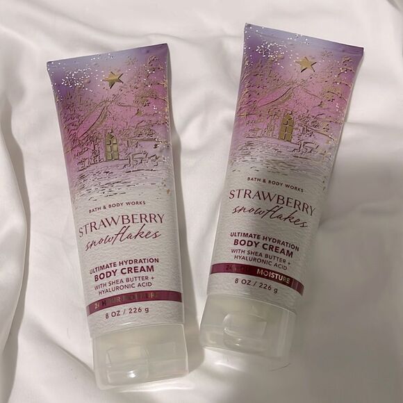 NEW - Bath & Body Works. Strawberry Snowflakes - Picture 1 of 3